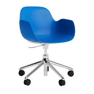 Normann Copenhagen - Form Armstol Swivel 5W med hjul - Alu/Blå 